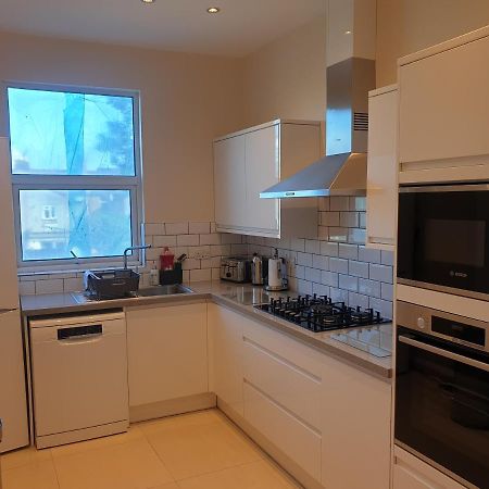 London Luxury Spacious 2 Bedroom Apartment 4 Mins From Ilford Stn. Free Parking Kültér fotó
