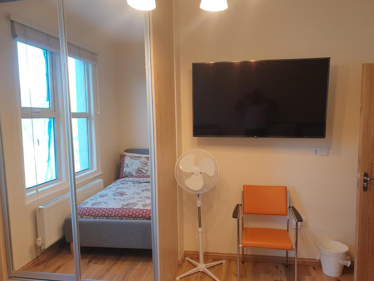 London Luxury Spacious 2 Bedroom Apartment 4 Mins From Ilford Stn. Free Parking Kültér fotó