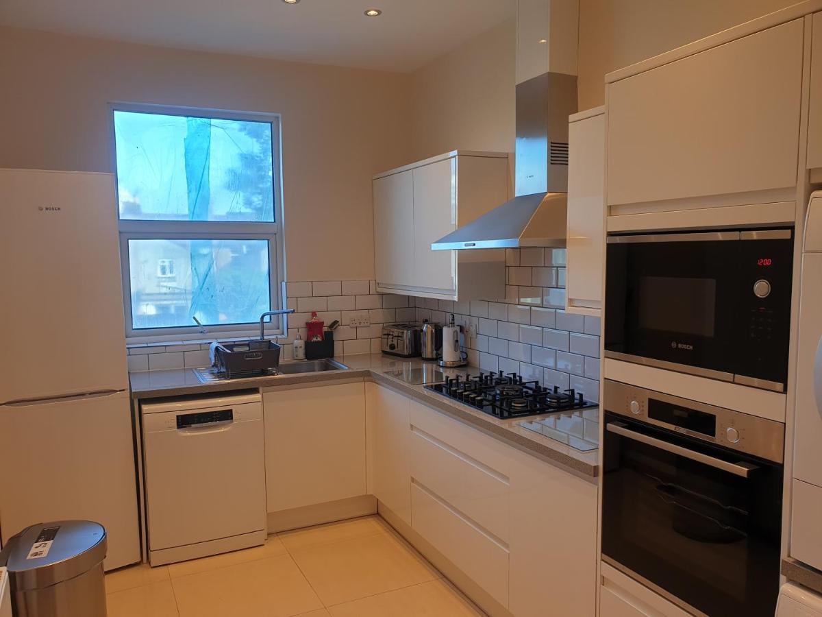 London Luxury Spacious 2 Bedroom Apartment 4 Mins From Ilford Stn. Free Parking Kültér fotó