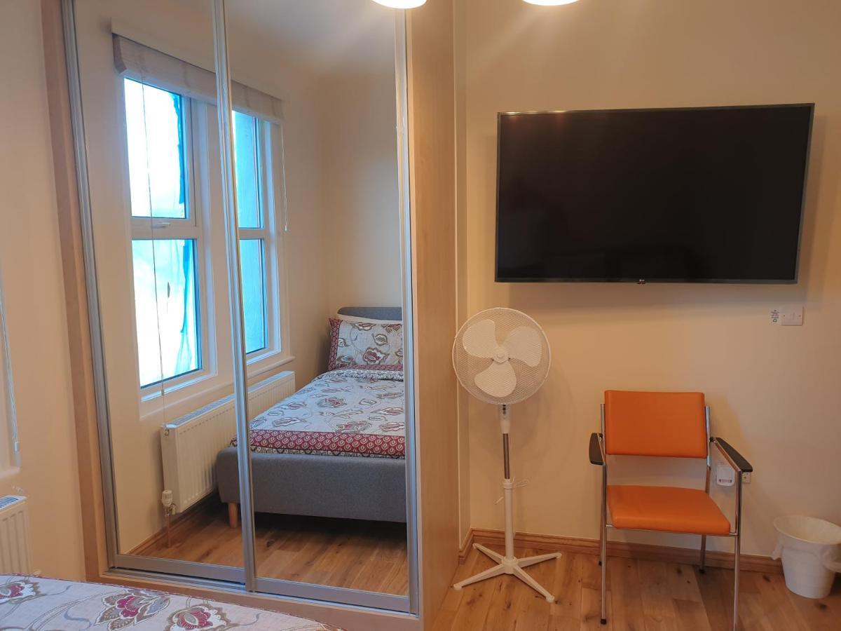 London Luxury Spacious 2 Bedroom Apartment 4 Mins From Ilford Stn. Free Parking Kültér fotó