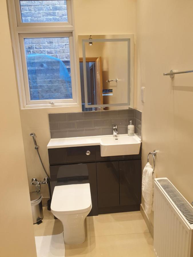 London Luxury Spacious 2 Bedroom Apartment 4 Mins From Ilford Stn. Free Parking Kültér fotó