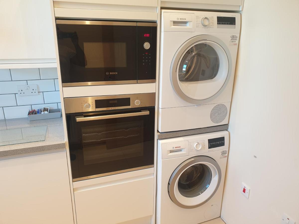 London Luxury Spacious 2 Bedroom Apartment 4 Mins From Ilford Stn. Free Parking Kültér fotó
