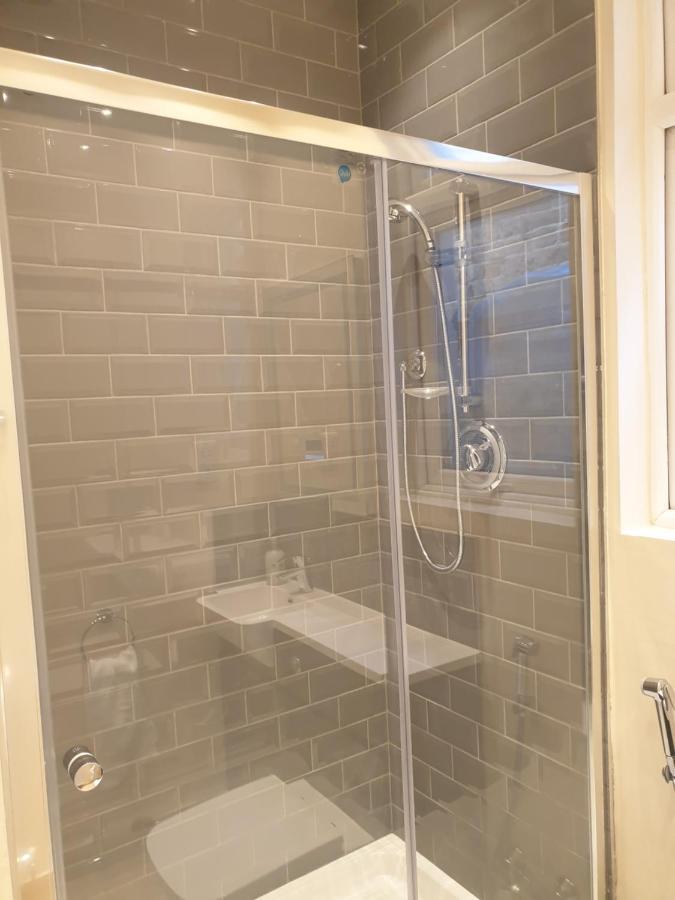 London Luxury Spacious 2 Bedroom Apartment 4 Mins From Ilford Stn. Free Parking Kültér fotó