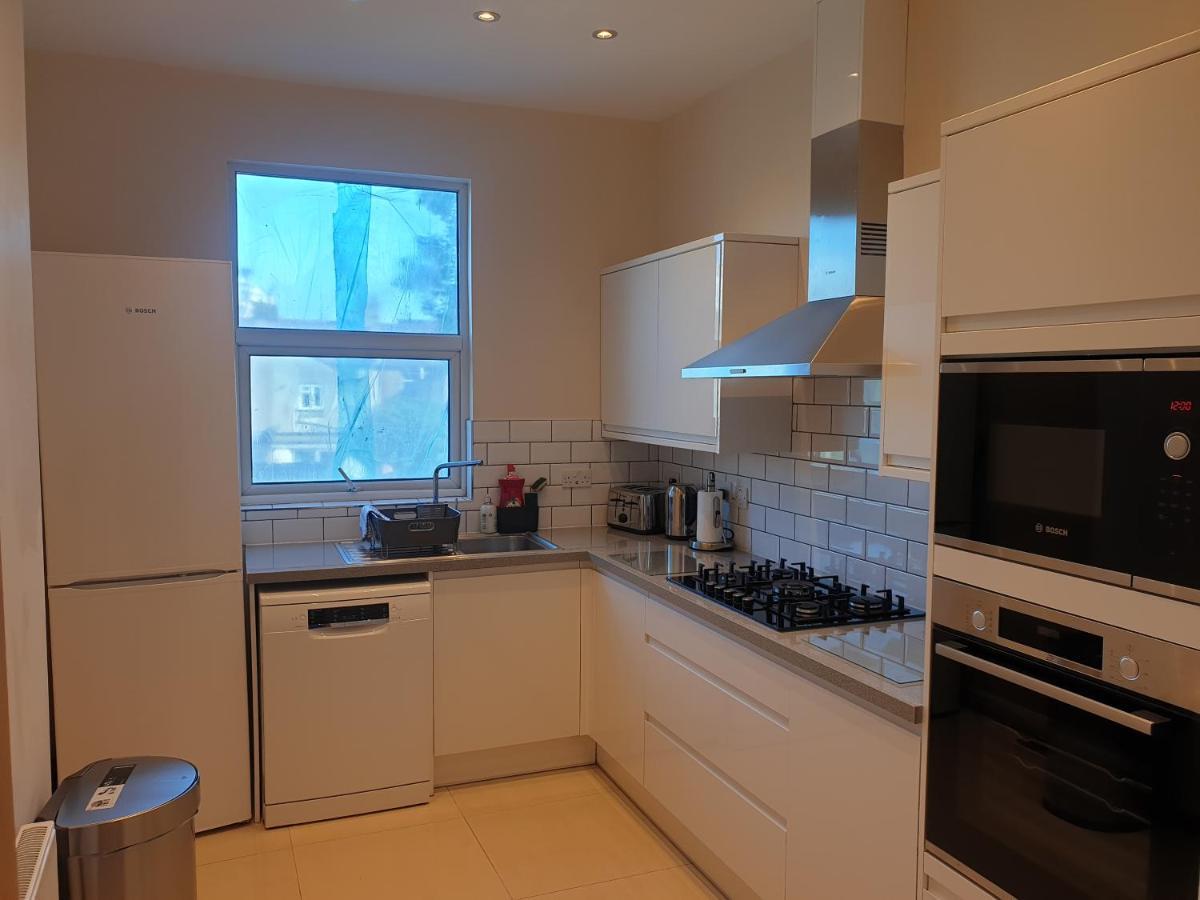 London Luxury Spacious 2 Bedroom Apartment 4 Mins From Ilford Stn. Free Parking Kültér fotó