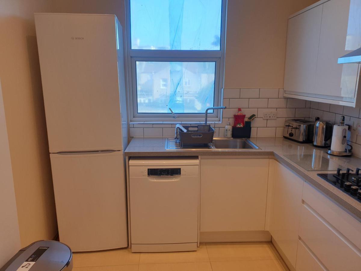 London Luxury Spacious 2 Bedroom Apartment 4 Mins From Ilford Stn. Free Parking Kültér fotó